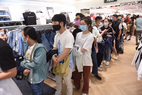 Ùn ùn kéo nhau săn hàng Black Friday: giá giảm không sâu mua vẫn nhiều - Ảnh 12. Ùn ùn kéo nhau săn hàng Black Friday: giá giảm không sâu mua vẫn nhiều - Ảnh 12.