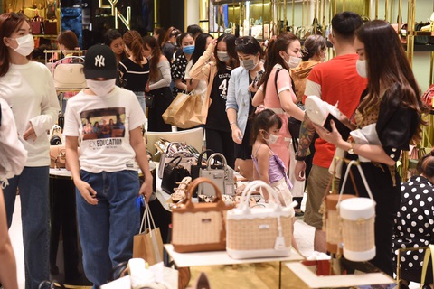 Ùn ùn kéo nhau săn hàng Black Friday: giá giảm không sâu mua vẫn nhiều - Ảnh 13. Ùn ùn kéo nhau săn hàng Black Friday: giá giảm không sâu mua vẫn nhiều - Ảnh 13.