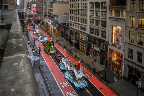 Người New York thưởng thức diễu hành lễ Tạ ơn một cách rất khác - Ảnh 1. Người New York thưởng thức diễu hành lễ Tạ ơn một cách rất khác - Ảnh 1.