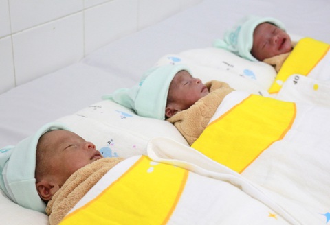 Hai sản phụ mang tam thai tự nhiên cùng sinh con - Ảnh 1. Hai sản phụ mang tam thai tự nhiên cùng sinh con - Ảnh 1.
