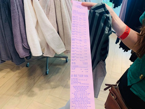 Ùn ùn kéo nhau săn hàng Black Friday: giá giảm không sâu mua vẫn nhiều - Ảnh 1. Ùn ùn kéo nhau săn hàng Black Friday: giá giảm không sâu mua vẫn nhiều - Ảnh 1.