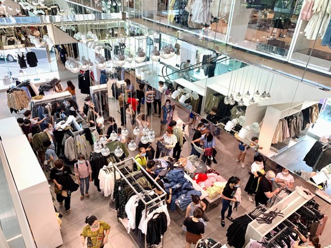 Ùn ùn kéo nhau săn hàng Black Friday: giá giảm không sâu mua vẫn nhiều - Ảnh 3. Ùn ùn kéo nhau săn hàng Black Friday: giá giảm không sâu mua vẫn nhiều - Ảnh 3.