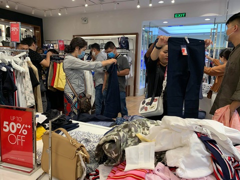 Ùn ùn kéo nhau săn hàng Black Friday: giá giảm không sâu mua vẫn nhiều - Ảnh 5. Ùn ùn kéo nhau săn hàng Black Friday: giá giảm không sâu mua vẫn nhiều - Ảnh 5.