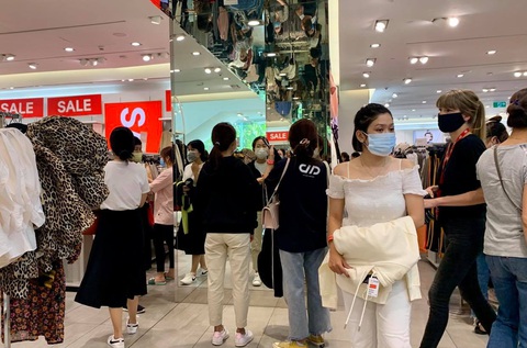 Ùn ùn kéo nhau săn hàng Black Friday: giá giảm không sâu mua vẫn nhiều - Ảnh 6. Ùn ùn kéo nhau săn hàng Black Friday: giá giảm không sâu mua vẫn nhiều - Ảnh 6.