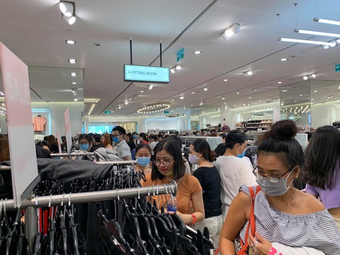 Ùn ùn kéo nhau săn hàng Black Friday: giá giảm không sâu mua vẫn nhiều - Ảnh 7. Ùn ùn kéo nhau săn hàng Black Friday: giá giảm không sâu mua vẫn nhiều - Ảnh 7.