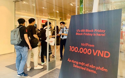 Ùn ùn kéo nhau săn hàng Black Friday: giá giảm không sâu mua vẫn nhiều - Ảnh 8. Ùn ùn kéo nhau săn hàng Black Friday: giá giảm không sâu mua vẫn nhiều - Ảnh 8.