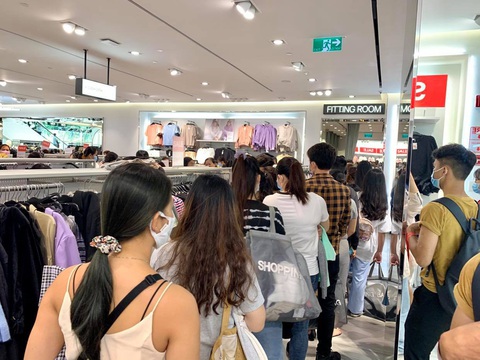Ùn ùn kéo nhau săn hàng Black Friday: giá giảm không sâu mua vẫn nhiều - Ảnh 9. Ùn ùn kéo nhau săn hàng Black Friday: giá giảm không sâu mua vẫn nhiều - Ảnh 9.