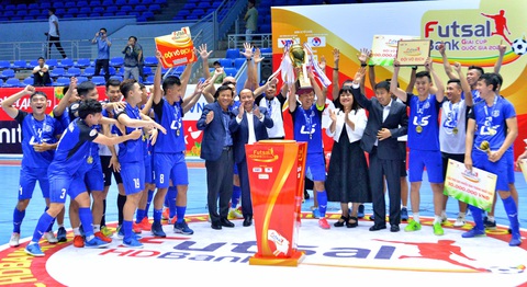 Điểm tin thể thao sáng 27-11: Người đàn ông mất việc vì chụp ảnh khoe khoang bên quan tài Maradona - Ảnh 3. Điểm tin thể thao sáng 27-11: Người đàn ông mất việc vì chụp ảnh khoe khoang bên quan tài Maradona - Ảnh 3.
