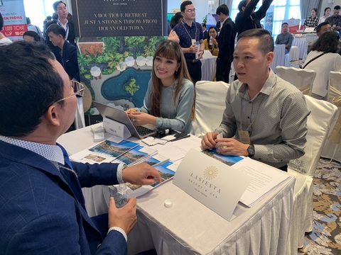 Chợ du lịch miền Trung thu hút hàng ngàn người vào tham quan, mua bán - Ảnh 1. Chợ du lịch miền Trung thu hút hàng ngàn người vào tham quan, mua bán - Ảnh 1.