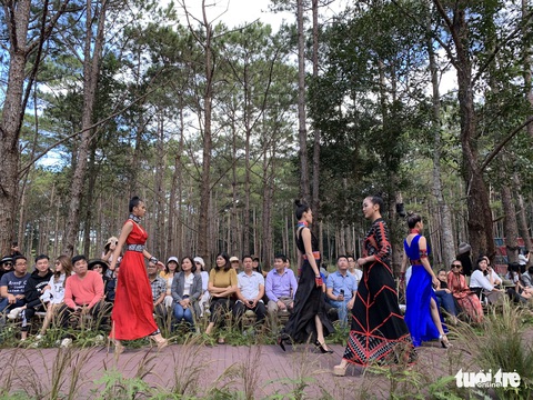 Hoàng Thùy, Thúy Ngân rạng rỡ trong trang phục thổ cẩm giữa rừng thông Đắk Nông - Ảnh 3. Hoàng Thùy, Thúy Ngân rạng rỡ trong trang phục thổ cẩm giữa rừng thông Đắk Nông - Ảnh 3.