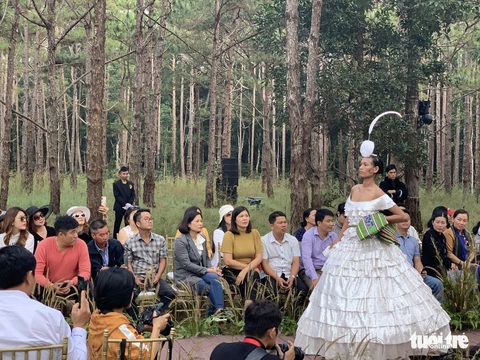 Hoàng Thùy, Thúy Ngân rạng rỡ trong trang phục thổ cẩm giữa rừng thông Đắk Nông - Ảnh 10. Hoàng Thùy, Thúy Ngân rạng rỡ trong trang phục thổ cẩm giữa rừng thông Đắk Nông - Ảnh 10.