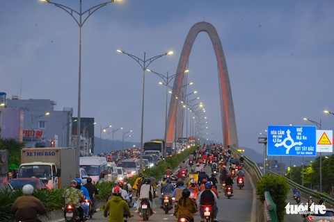Người xe ùn ứ kéo dài trên cầu vượt ngã ba Huế vì tai nạn giao thông - Ảnh 2. Người xe ùn ứ kéo dài trên cầu vượt ngã ba Huế vì tai nạn giao thông - Ảnh 2.