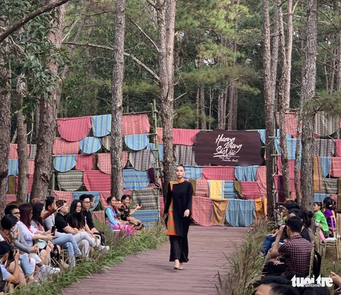 Hoàng Thùy, Thúy Ngân rạng rỡ trong trang phục thổ cẩm giữa rừng thông Đắk Nông - Ảnh 6. Hoàng Thùy, Thúy Ngân rạng rỡ trong trang phục thổ cẩm giữa rừng thông Đắk Nông - Ảnh 6.
