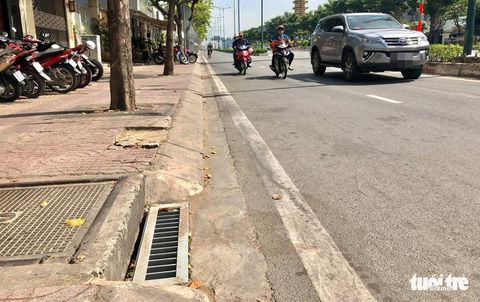Bắt kẻ trộm 50 nắp chắn rác trên đường Phạm Văn Đồng - Ảnh 1. Bắt kẻ trộm 50 nắp chắn rác trên đường Phạm Văn Đồng - Ảnh 1.