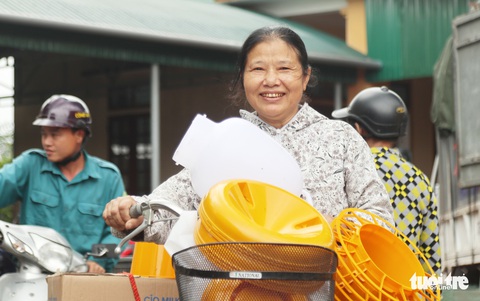 Bà con vùng lũ Hà Tĩnh vui mừng nhận gà giống - Ảnh 9. Bà con vùng lũ Hà Tĩnh vui mừng nhận gà giống - Ảnh 9.