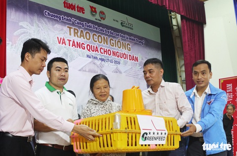 Bà con vùng lũ Hà Tĩnh vui mừng nhận gà giống - Ảnh 1. Bà con vùng lũ Hà Tĩnh vui mừng nhận gà giống - Ảnh 1.