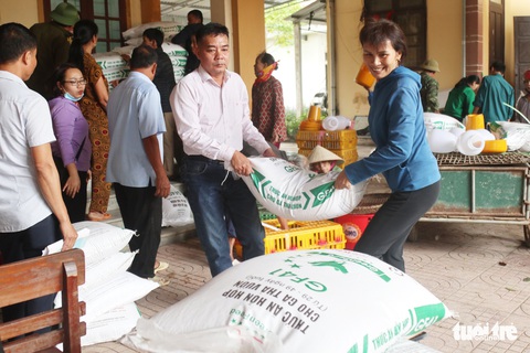 Bà con vùng lũ Hà Tĩnh vui mừng nhận gà giống - Ảnh 7. Bà con vùng lũ Hà Tĩnh vui mừng nhận gà giống - Ảnh 7.