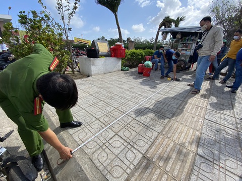 Bị nhắc nhở vì vào bệnh viện chọc nữ nhân viên, một thanh niên đâm bảo vệ thủng bụng - Ảnh 2. Bị nhắc nhở vì vào bệnh viện chọc nữ nhân viên, một thanh niên đâm bảo vệ thủng bụng - Ảnh 2.