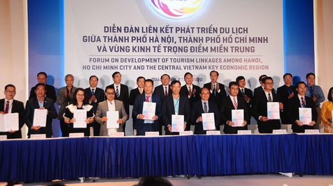 Du lịch phải nắm tay nhau cùng đi - Ảnh 1. Du lịch phải nắm tay nhau cùng đi - Ảnh 1.