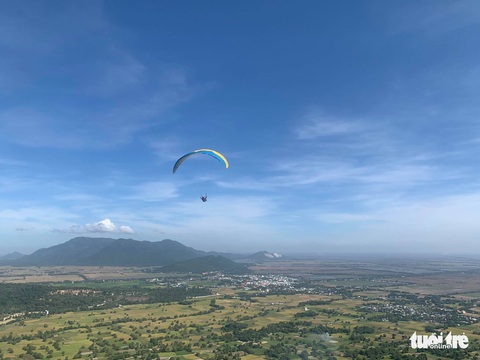 Hàng ngàn người xem biểu diễn dù lượn ở miền Tây - Ảnh 4. Hàng ngàn người xem biểu diễn dù lượn ở miền Tây - Ảnh 4.