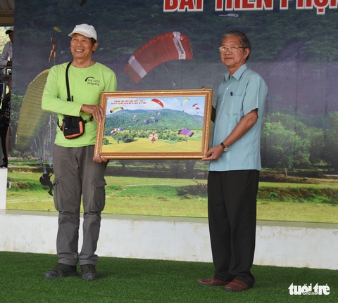 Hàng ngàn người xem biểu diễn dù lượn ở miền Tây - Ảnh 3. Hàng ngàn người xem biểu diễn dù lượn ở miền Tây - Ảnh 3.