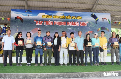 Hàng ngàn người xem biểu diễn dù lượn ở miền Tây - Ảnh 6. Hàng ngàn người xem biểu diễn dù lượn ở miền Tây - Ảnh 6.