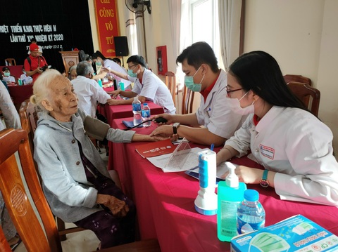 Nhiều hoạt động cứu trợ thiết thực và bền vững đến với đồng bào miền Trung - Ảnh 1. Nhiều hoạt động cứu trợ thiết thực và bền vững đến với đồng bào miền Trung - Ảnh 1.