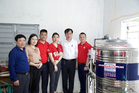 Nhiều hoạt động cứu trợ thiết thực và bền vững đến với đồng bào miền Trung - Ảnh 2. Nhiều hoạt động cứu trợ thiết thực và bền vững đến với đồng bào miền Trung - Ảnh 2.