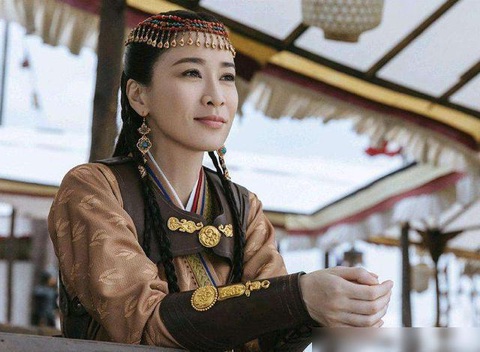 Khi Lưu Gia Linh 52 đóng 27 tuổi, Xa Thi Mạn 45 thành thiếu nữ... - Ảnh 3. Khi Lưu Gia Linh 52 đóng 27 tuổi, Xa Thi Mạn 45 thành thiếu nữ... - Ảnh 3.