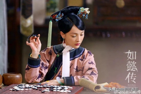 Khi Lưu Gia Linh 52 đóng 27 tuổi, Xa Thi Mạn 45 thành thiếu nữ... - Ảnh 7. Khi Lưu Gia Linh 52 đóng 27 tuổi, Xa Thi Mạn 45 thành thiếu nữ... - Ảnh 7.