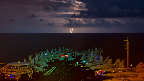 Mỹ điều tàu sân bay USS Nimitz tới vịnh Ba Tư - Ảnh 1. Mỹ điều tàu sân bay USS Nimitz tới vịnh Ba Tư - Ảnh 1.