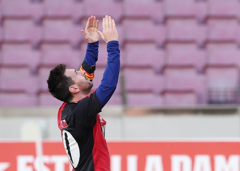 Messi lập siêu phẩm trong ngày tưởng nhớ Maradona - Ảnh 5. Messi lập siêu phẩm trong ngày tưởng nhớ Maradona - Ảnh 5.