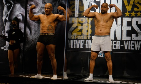 Mike Tyson hòa Roy Jones Jr. trong trận thượng đài sau 15 năm treo găng - Ảnh 1. Mike Tyson hòa Roy Jones Jr. trong trận thượng đài sau 15 năm treo găng - Ảnh 1.