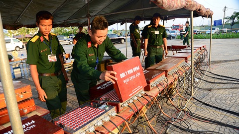 Người dân được đốt pháo hoa: Coi chừng hiểu nhầm! - Ảnh 1. Người dân được đốt pháo hoa: Coi chừng hiểu nhầm! - Ảnh 1.