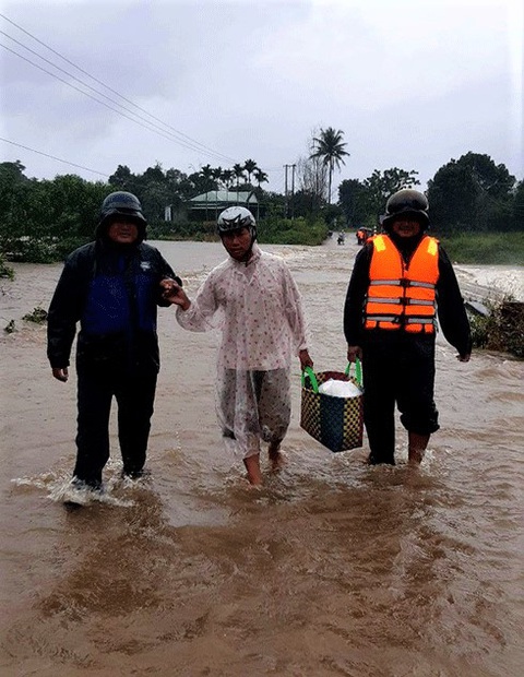 Nhiều vùng ngập lụt, Khánh Hòa cho học sinh nghỉ học - Ảnh 1. Nhiều vùng ngập lụt, Khánh Hòa cho học sinh nghỉ học - Ảnh 1.