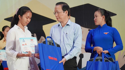Tân sinh viên được tiếp sức ở miền Tây: Hãy học cho ước mơ của mình và người thân - Ảnh 1. Tân sinh viên được tiếp sức ở miền Tây: Hãy học cho ước mơ của mình và người thân - Ảnh 1.