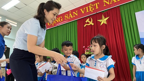 Tuổi Trẻ tiếp sức thầy trò vùng lũ: Ân tình ấy, chúng tôi hết sức trân quý! - Ảnh 1. Tuổi Trẻ tiếp sức thầy trò vùng lũ: Ân tình ấy, chúng tôi hết sức trân quý! - Ảnh 1.