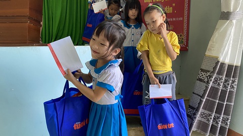 Tuổi Trẻ tiếp sức thầy trò vùng lũ: Ân tình ấy, chúng tôi hết sức trân quý! - Ảnh 2. Tuổi Trẻ tiếp sức thầy trò vùng lũ: Ân tình ấy, chúng tôi hết sức trân quý! - Ảnh 2.