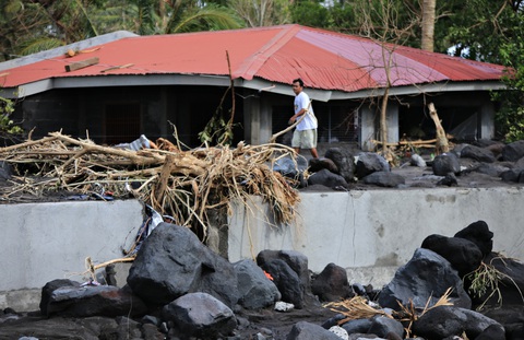 Bão Goni: 20 người chết, 90% nhà cửa trên đảo bị hư hại ở Philippines - Ảnh 3. Bão Goni: 20 người chết, 90% nhà cửa trên đảo bị hư hại ở Philippines - Ảnh 3.