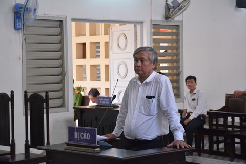 Gây thất thoát gần 1 tỉ, nguyên giám đốc Sở Y tế Long An nhận 3 năm tù - Ảnh 1. Gây thất thoát gần 1 tỉ, nguyên giám đốc Sở Y tế Long An nhận 3 năm tù - Ảnh 1.