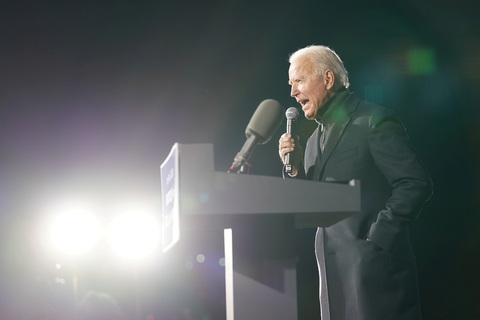 Trump - Biden đều tự tin chiến thắng nhưng thăm dò trước giờ G ra sao? - Ảnh 1. Trump - Biden đều tự tin chiến thắng nhưng thăm dò trước giờ G ra sao? - Ảnh 1.