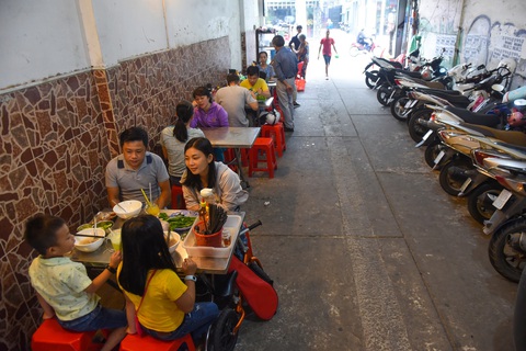 Mùi hoa hồi rất phở bên lề đường Sài Gòn, bạn đã thử chưa? - Ảnh 1. Mùi hoa hồi rất phở bên lề đường Sài Gòn, bạn đã thử chưa? - Ảnh 1.