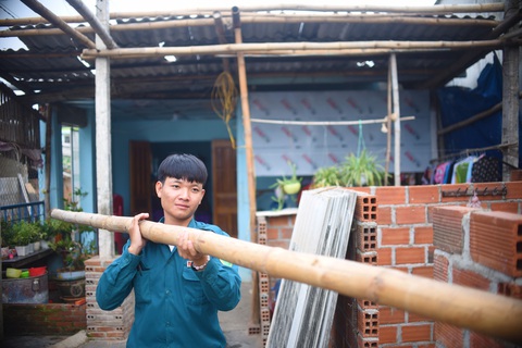 Dân vùng thiệt hại bão số 9 lại gia cố nhà cửa hối hả đón bão số 10 - Ảnh 3. Dân vùng thiệt hại bão số 9 lại gia cố nhà cửa hối hả đón bão số 10 - Ảnh 3.