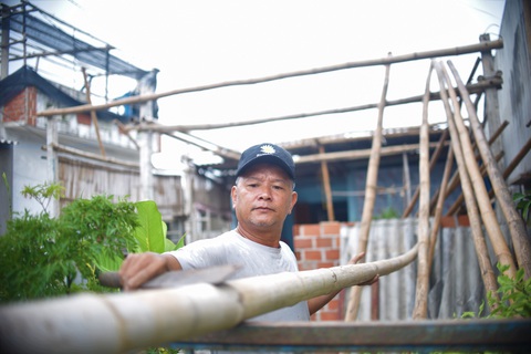 Dân vùng thiệt hại bão số 9 lại gia cố nhà cửa hối hả đón bão số 10 - Ảnh 2. Dân vùng thiệt hại bão số 9 lại gia cố nhà cửa hối hả đón bão số 10 - Ảnh 2.
