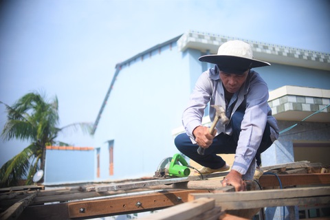Dân vùng thiệt hại bão số 9 lại gia cố nhà cửa hối hả đón bão số 10 - Ảnh 1. Dân vùng thiệt hại bão số 9 lại gia cố nhà cửa hối hả đón bão số 10 - Ảnh 1.