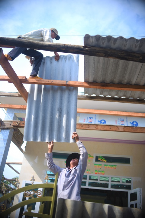 Dân vùng thiệt hại bão số 9 lại gia cố nhà cửa hối hả đón bão số 10 - Ảnh 4. Dân vùng thiệt hại bão số 9 lại gia cố nhà cửa hối hả đón bão số 10 - Ảnh 4.