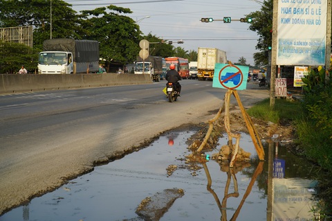 Bẫy giao thông giăng đầy rẫy trên quốc lộ 1 về miền Tây - Ảnh 1. Bẫy giao thông giăng đầy rẫy trên quốc lộ 1 về miền Tây - Ảnh 1.