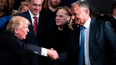 Mỗi mình trùm Marvel góp tiền cho Trump bằng hàng ngàn sao giải trí góp cho Biden - Ảnh 1. Mỗi mình trùm Marvel góp tiền cho Trump bằng hàng ngàn sao giải trí góp cho Biden - Ảnh 1.
