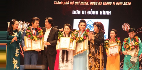 Trao 19 huy chương cho Tài năng diễn viên sân khấu cải lương Trần Hữu Trang năm 2020 - Ảnh 2. Trao 19 huy chương cho Tài năng diễn viên sân khấu cải lương Trần Hữu Trang năm 2020 - Ảnh 2.