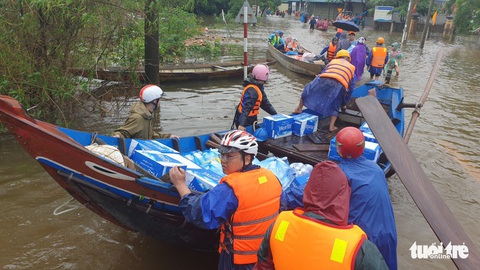 Hội chị em nấu cơm gửi đồng bào vùng lũ: Họ ấm thì mình vui - Ảnh 10. Hội chị em nấu cơm gửi đồng bào vùng lũ: Họ ấm thì mình vui - Ảnh 10.